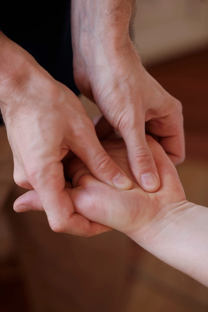 Zonetryk på hånd under totum kropsterapi.