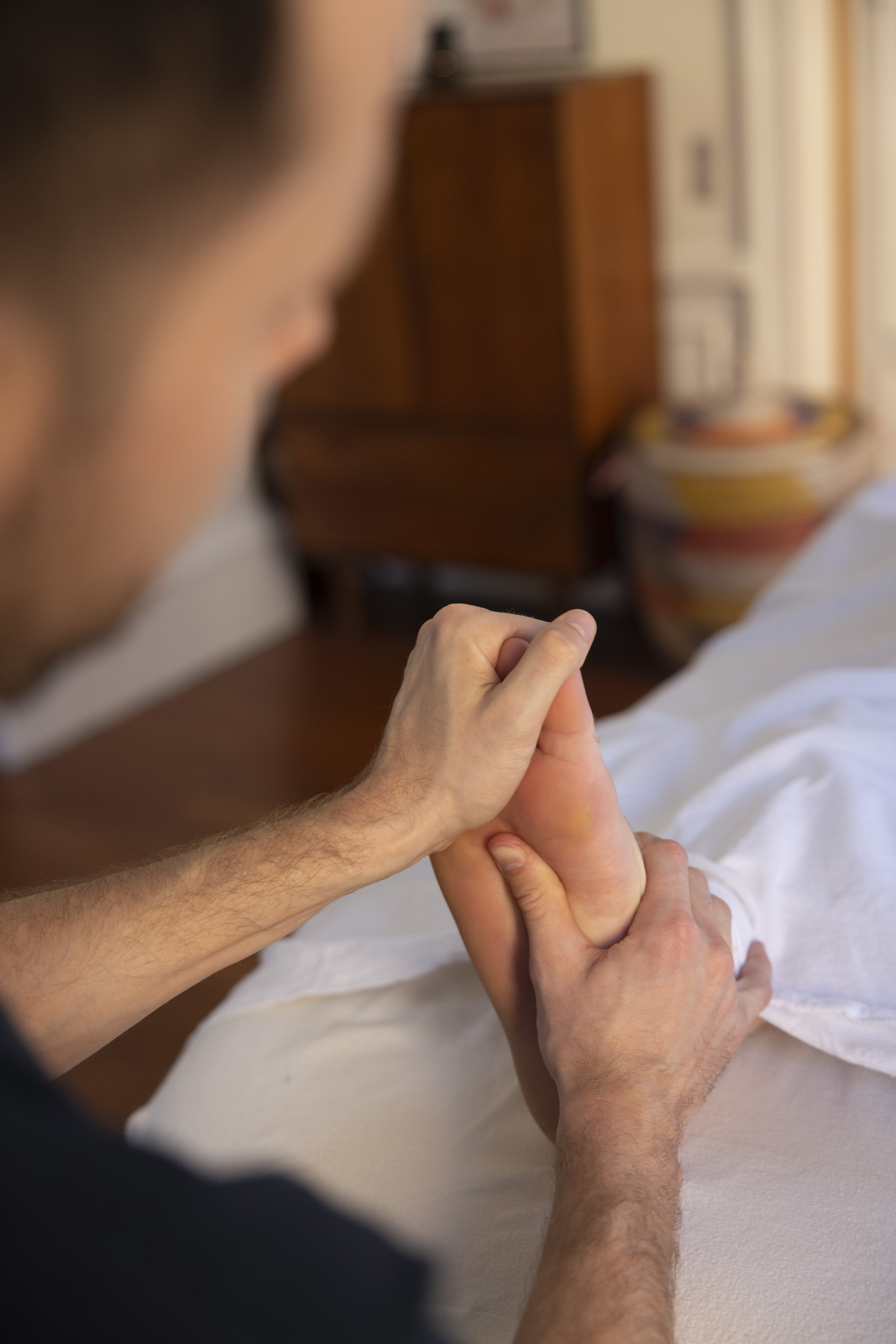 Zonetryk på fod under behandling. Hvad er kropsterapi?