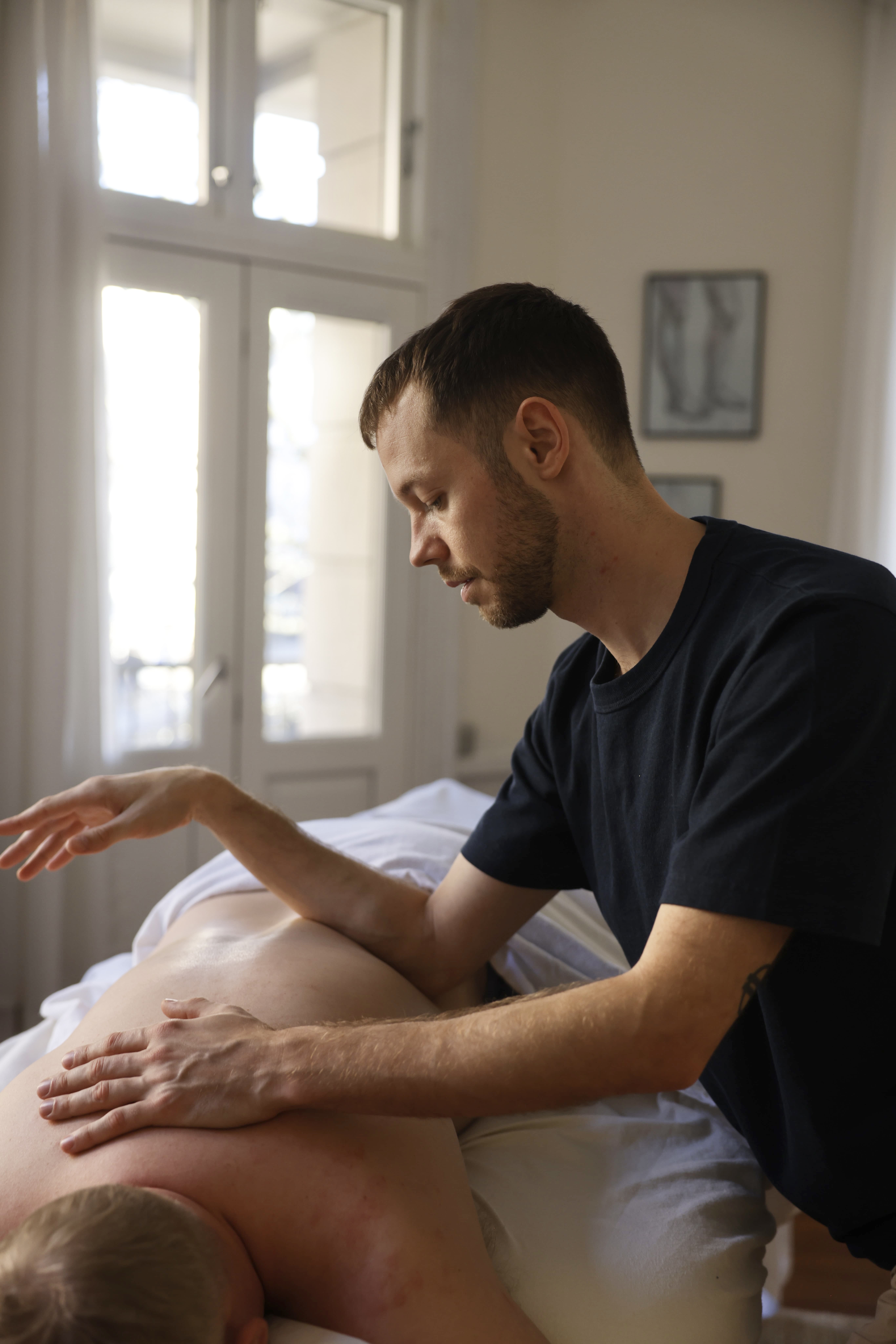 Kropsterapeut Lasse Staahlnacke behandler mand